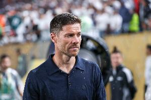 六台记者：皇马乘坐的航班延误，球员登机一个半小时仍未起飞